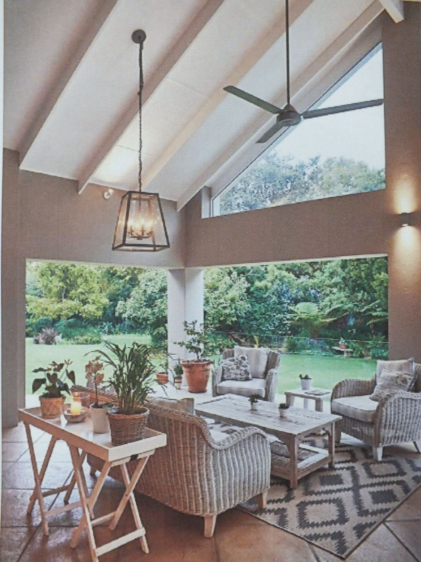 The covered patio under its open truss — House in Hurlingham